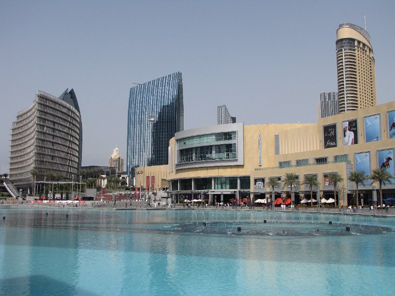 110211_dubai mall.jpg - Naast de Burj Khalifa ligt meteen ook het grootste winkelcentrum ter wereld, de Dubai mall.En de vijver op de voorgrond? Die heeft de grootste fontein ter wereld.